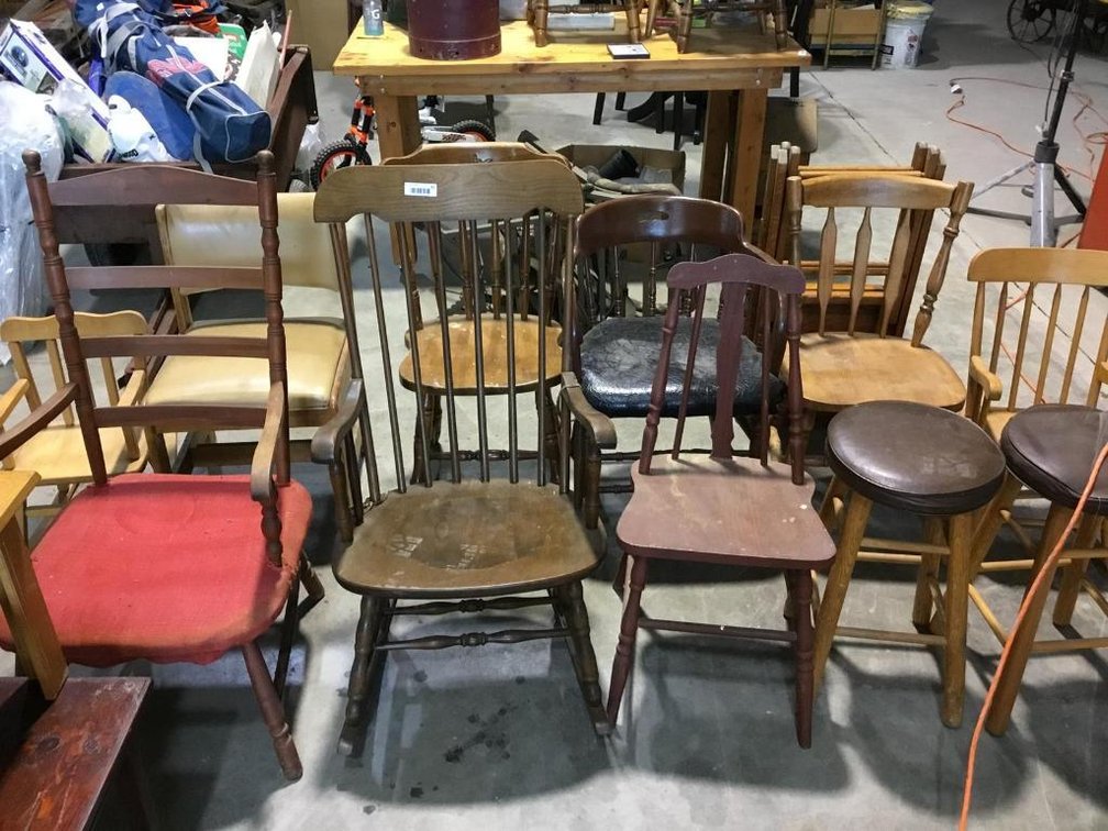 1 Lot of chairs: rocking chair, child's rocking chair, folding chairs, etc.