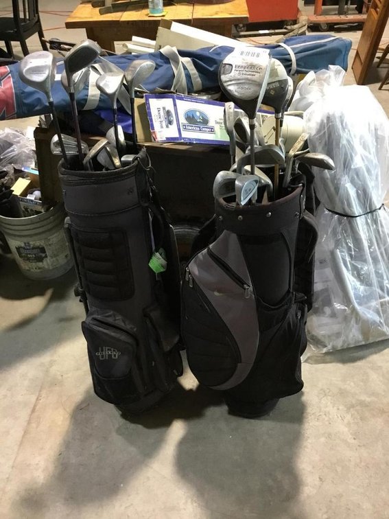 2 Golf bags with clubs