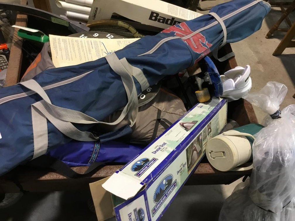 1 Lot of sporting goods and hunting items: hunting clothes, trailer, ski set, etc.