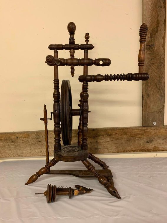 Small spinning wheel (needs some repair)