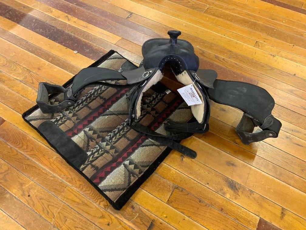 JT International King Series saddle with saddle blanket size 16-1/2