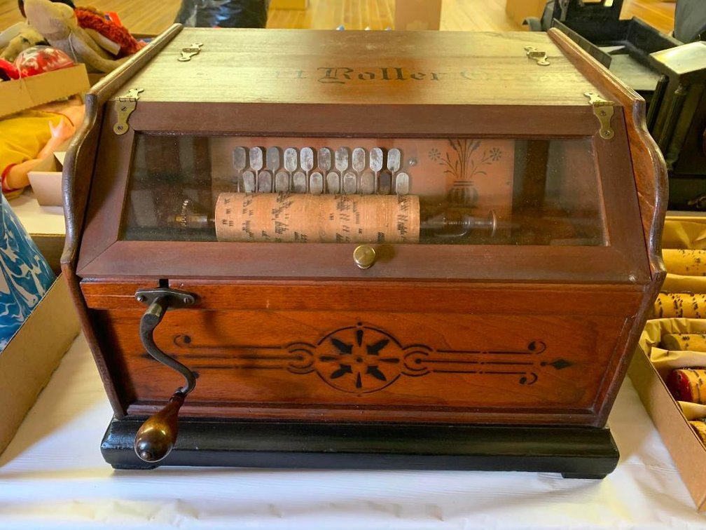 Concert Roller organ w/rolls