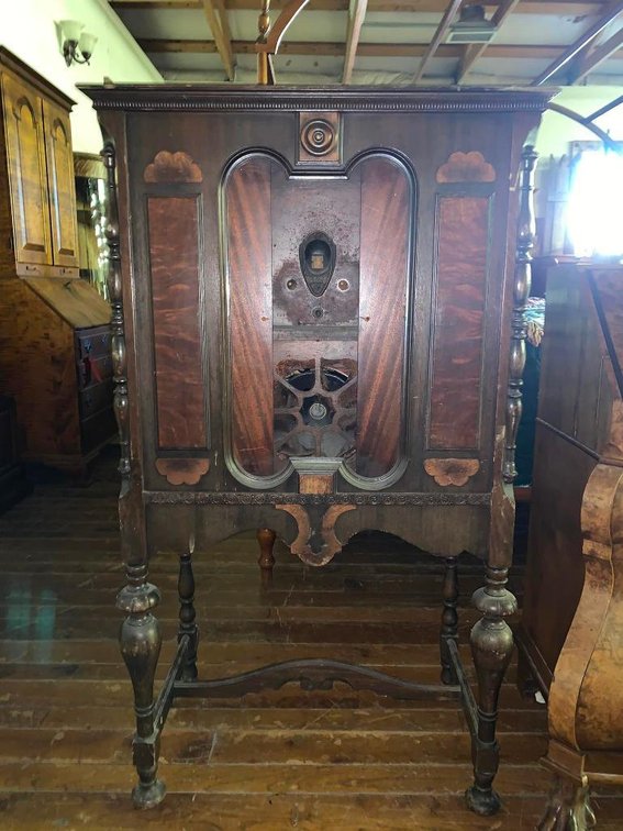 Antique radio with tubes