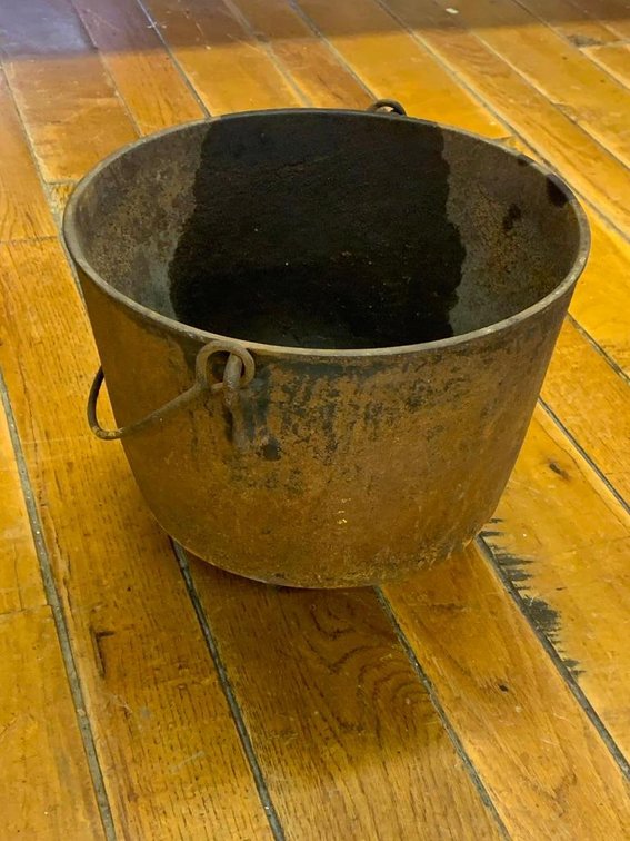 Cast iron kettle w/ 3 legs