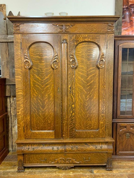 Antique wardrobe (no key)