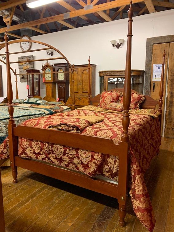 Tom Seely cherry 4 Poster bed w/ bedding
