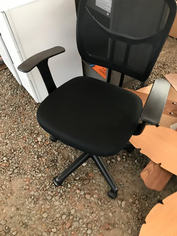 Swivel office chair