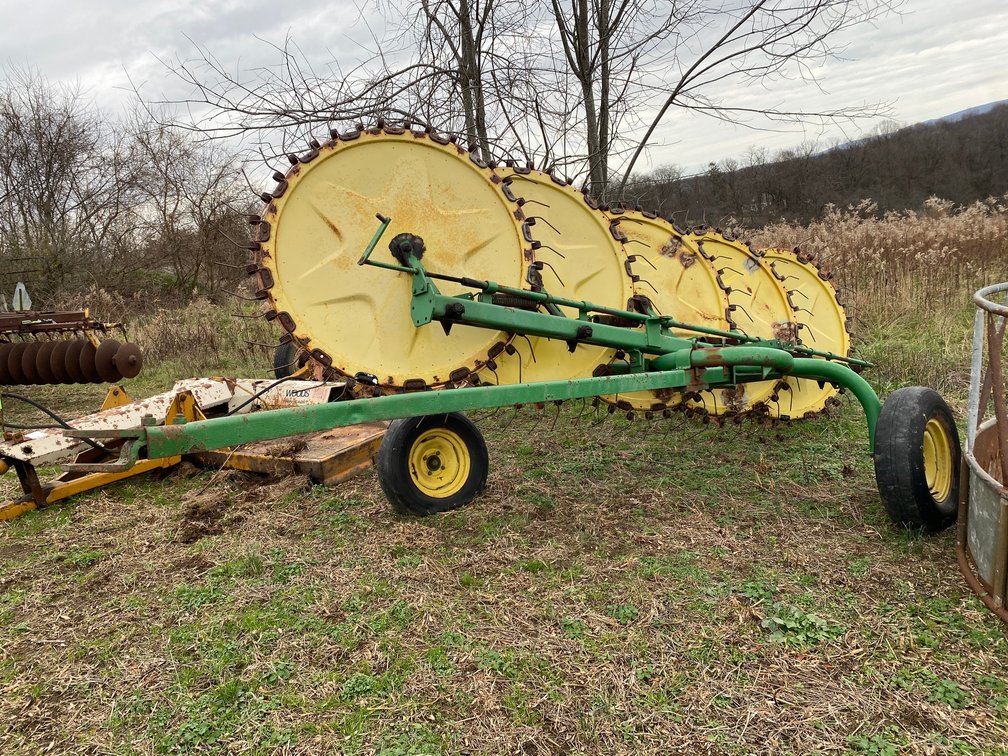 John Deere 567 Rake