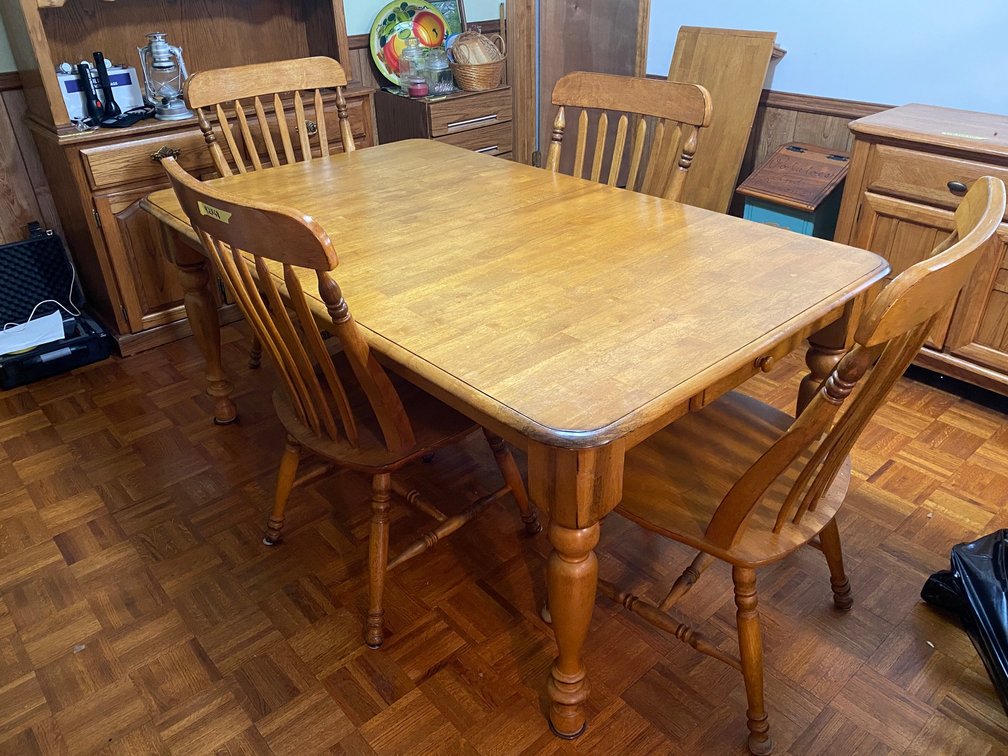 Dining table and 4 chairs w/ table leaf