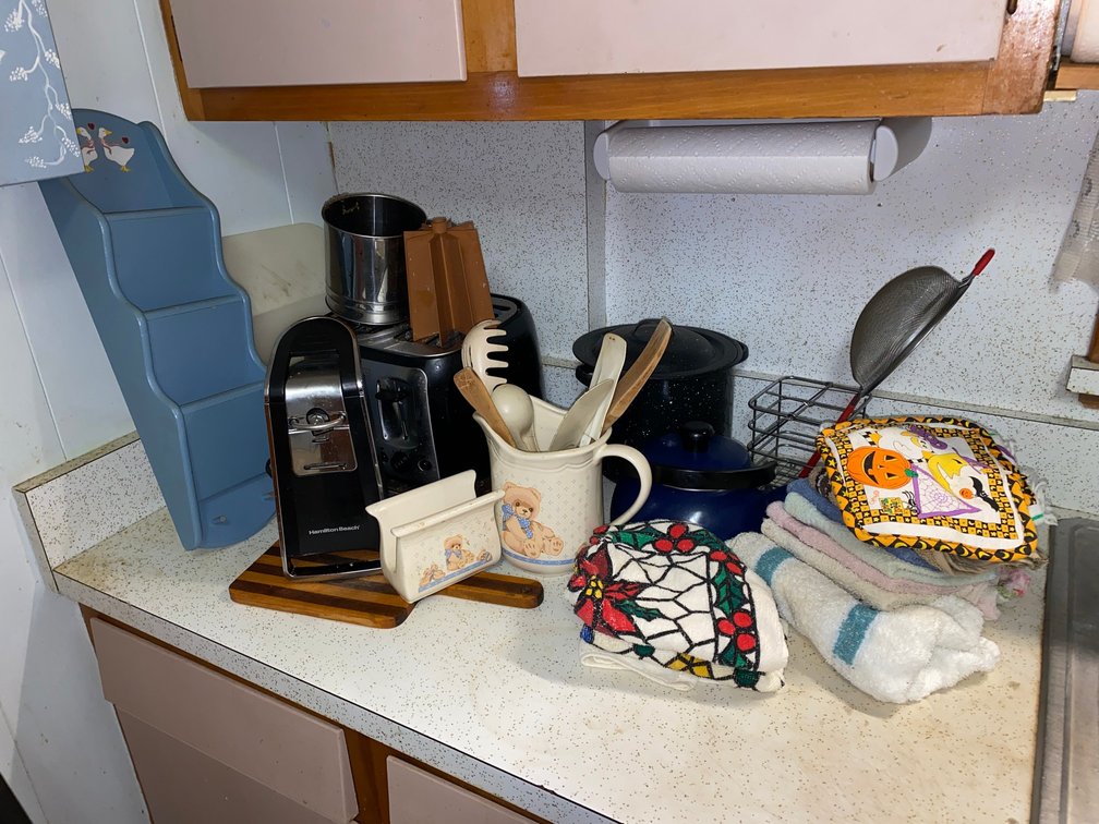 Toaster, kitchen towels, can opener