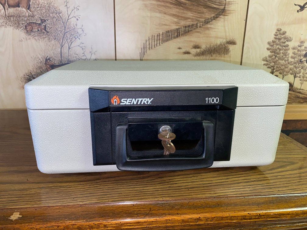 Sentry firebox 1100 w/ key