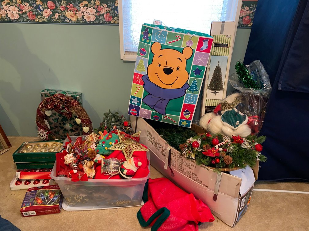 Christmas decor, wreaths, 6' tree and tree skirts