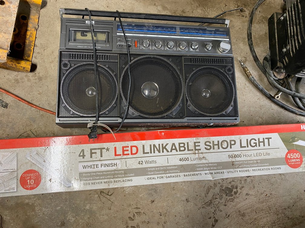 4' Shop light and radio
