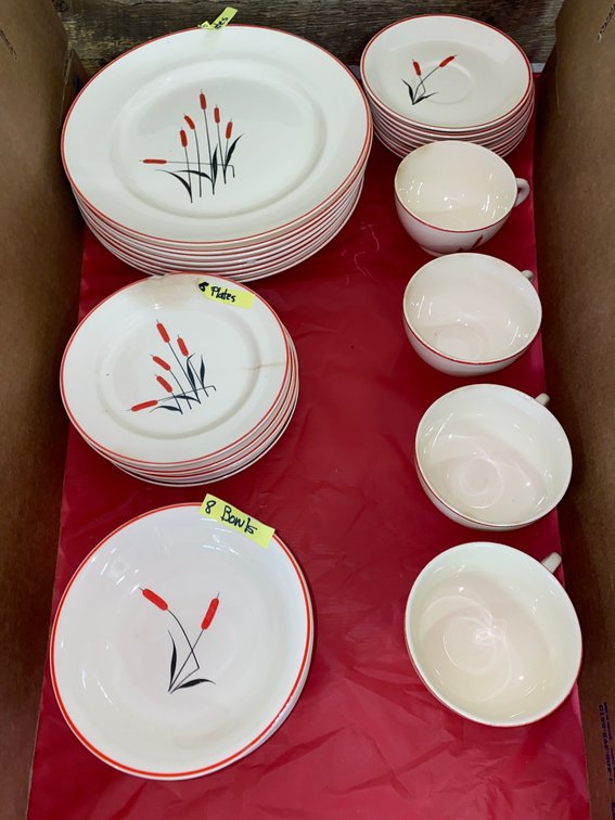 8-Piece place setting minus 4 cups of vintage cattail decoration dishes