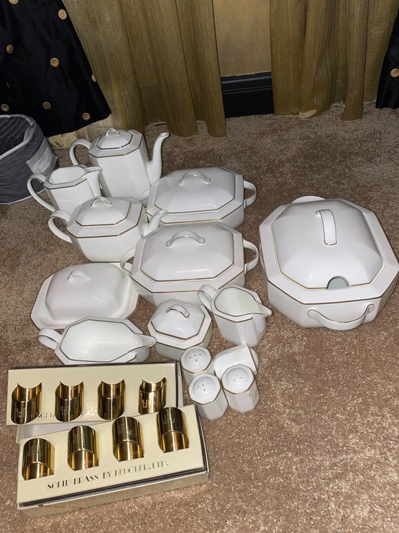 Heinrich Villeroy and Boch black pearl pattern China (approx. 150 pieces)