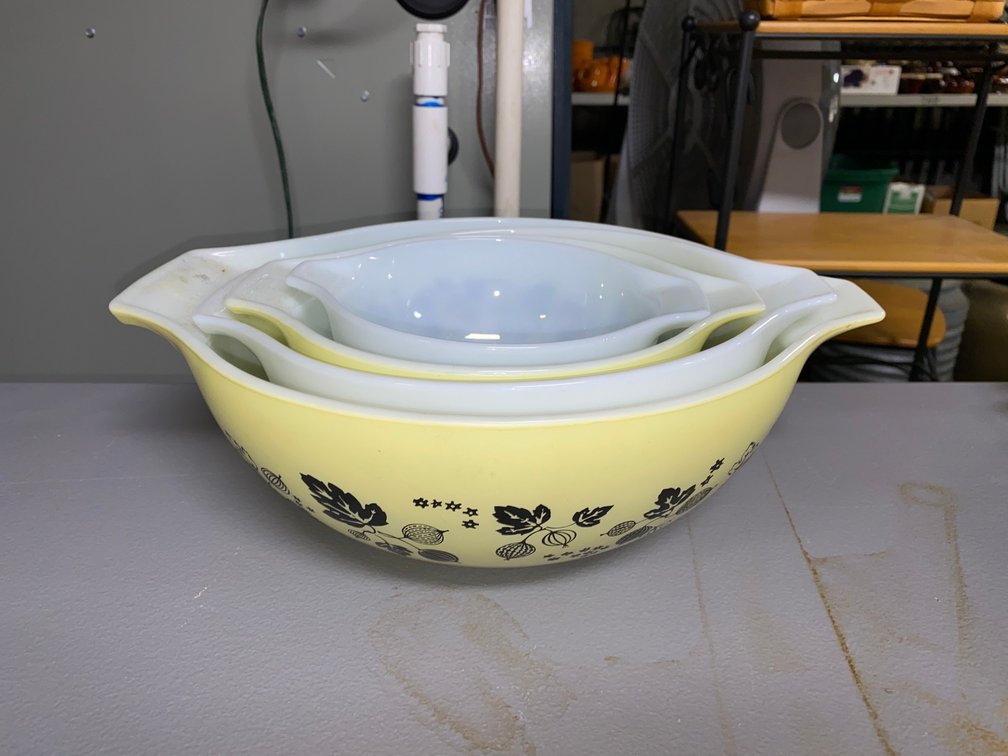 Pyrex mixing bowls set of four