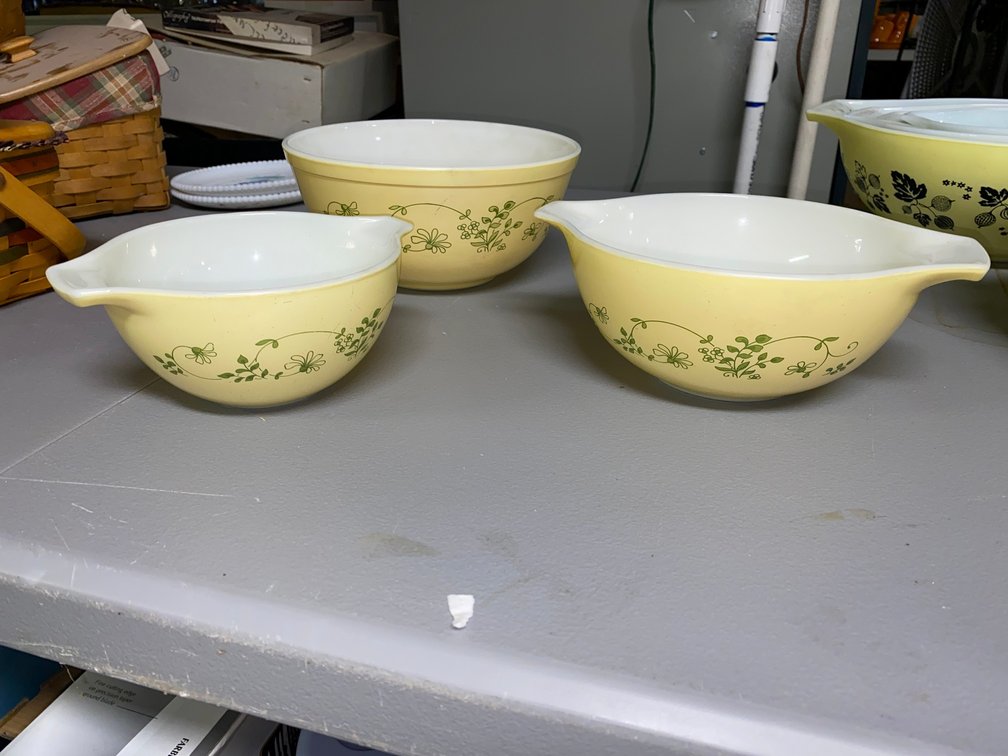 Set of three Pyrex mixing bowls