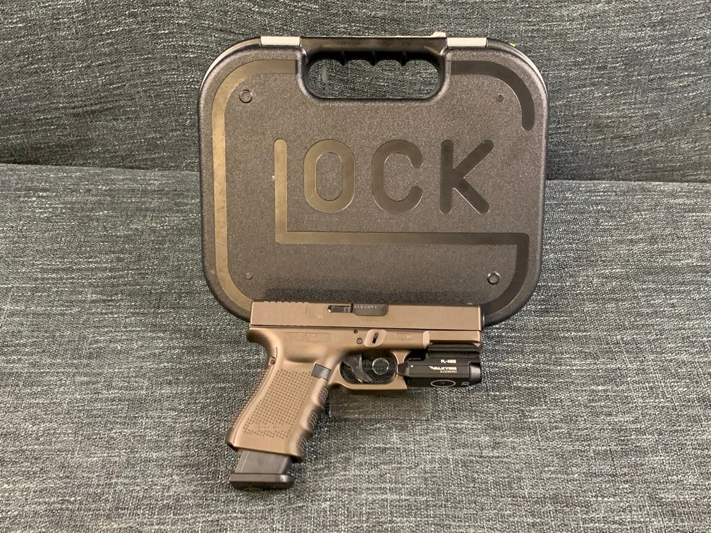 [49]  Glock 19 Gen 4 with Light ACBS091 | SN: 9x19mm