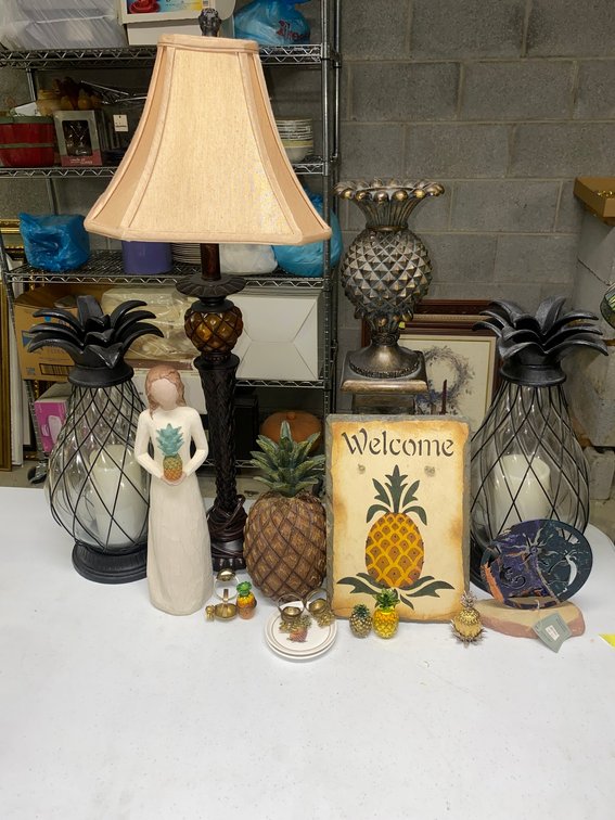 Collection of pineapple themed decorations-lamps and candles