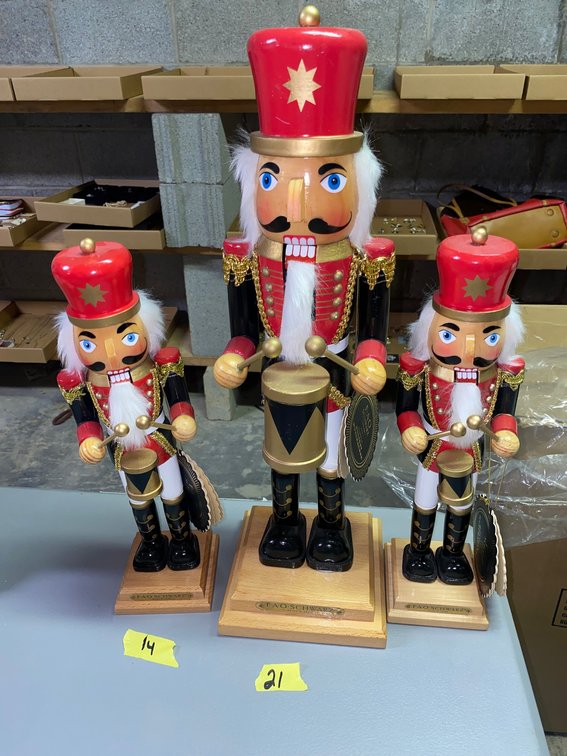 2 Nutcrackers