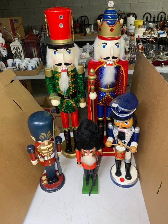 2 Nutcrackers