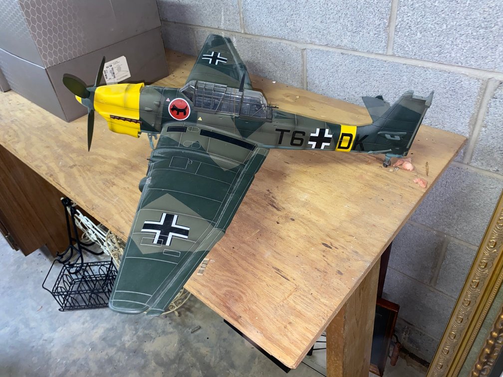 Model airplane