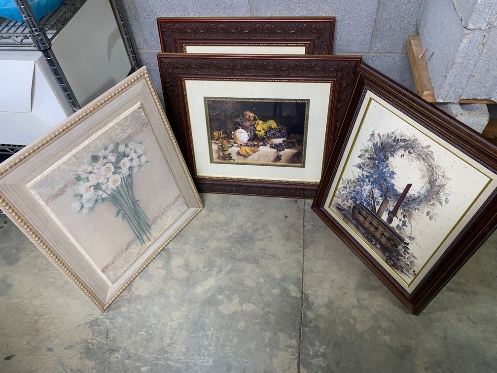 Collection of decorative wall hangings