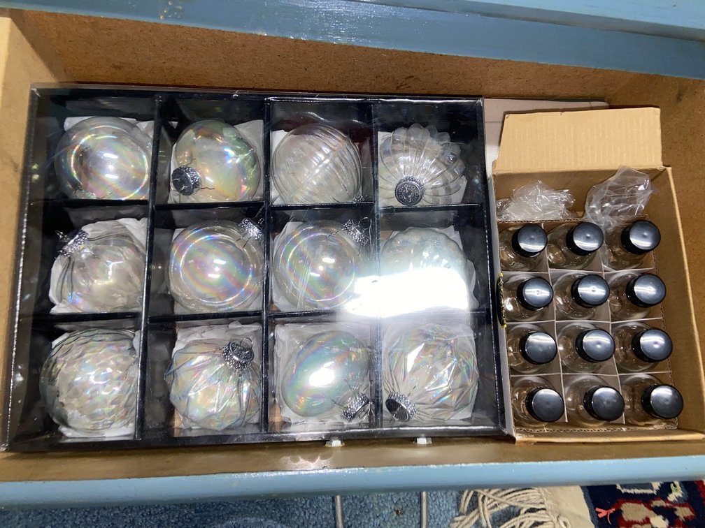 1 Set Ornaments & Bottles - Boston Round