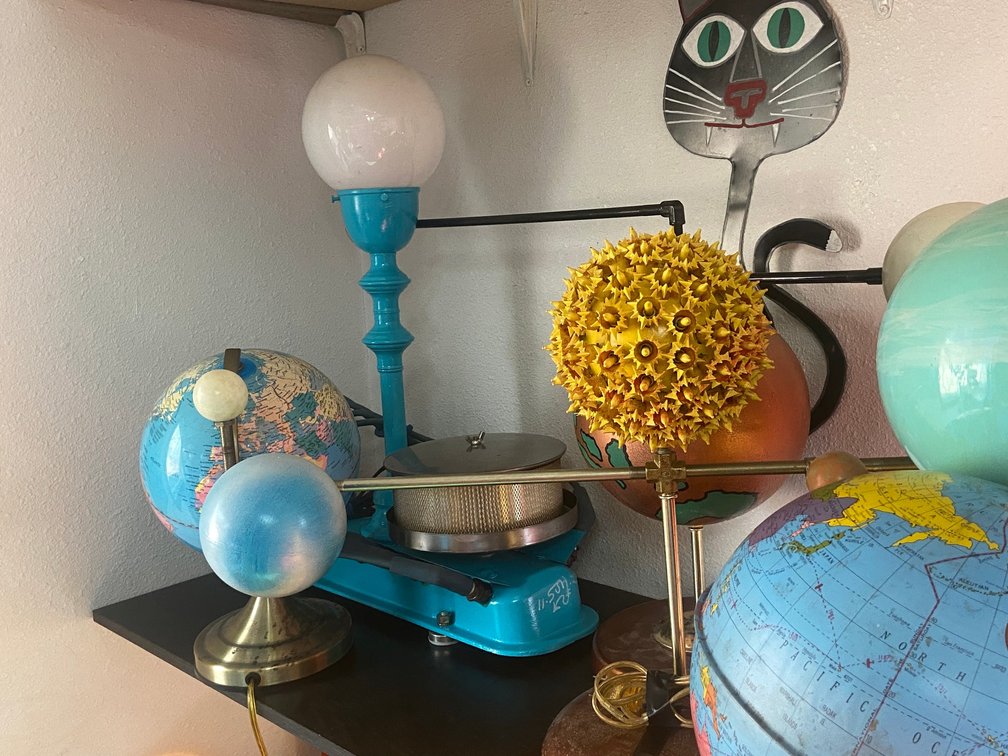 7-Piece Globe & Kinetic Decor Lot - 115V