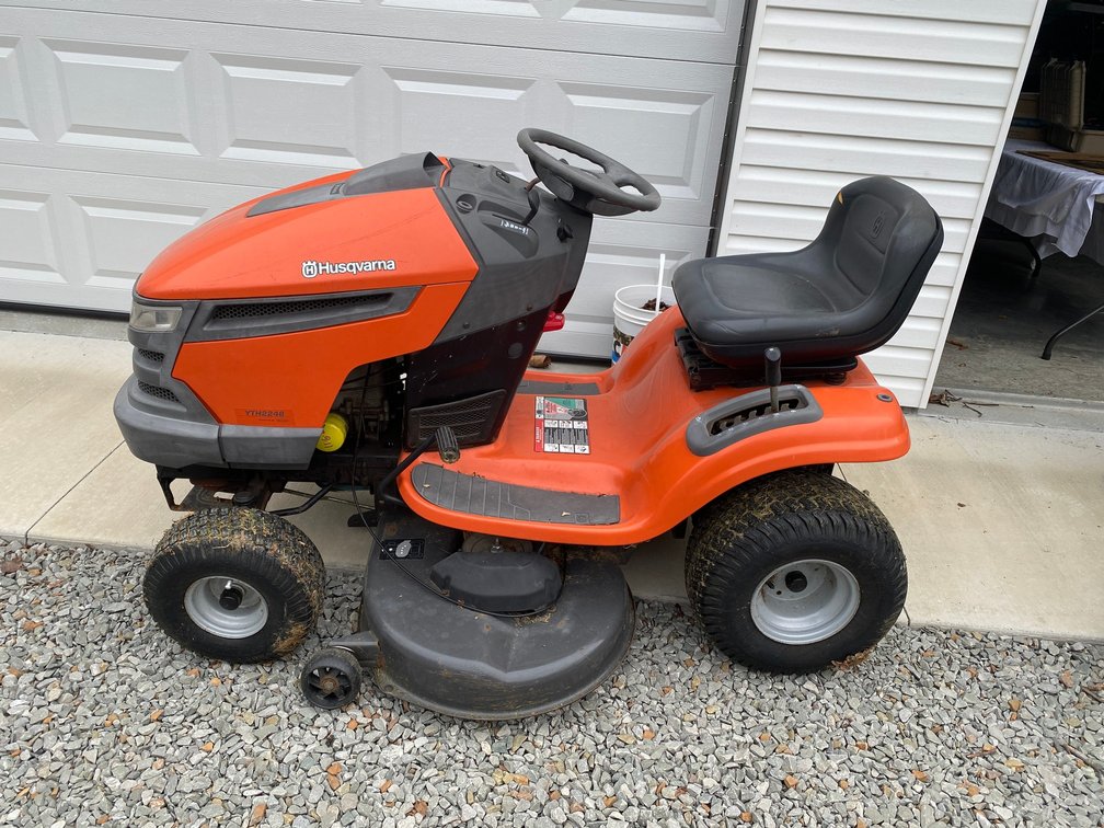 Husqvarna riding mower Model YTH2246