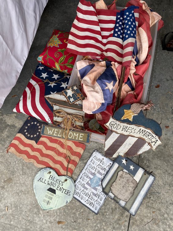 American decorator items, slates, wooden signs, flags, pillows