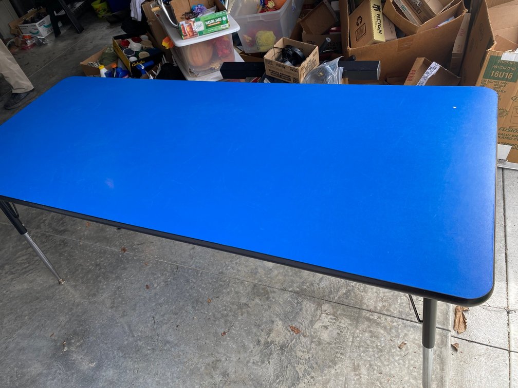 Table with adjustable height legs