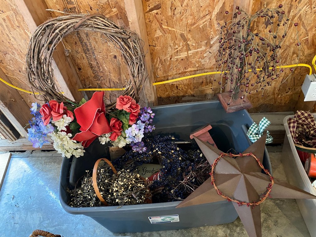 Tote full of primitive and Americana decorative items
