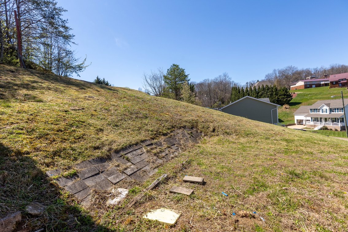 Image for SOLD $163,900 - Spacious 4 Bedroom Mid-Entry on a Large Lot in Cross Lanes