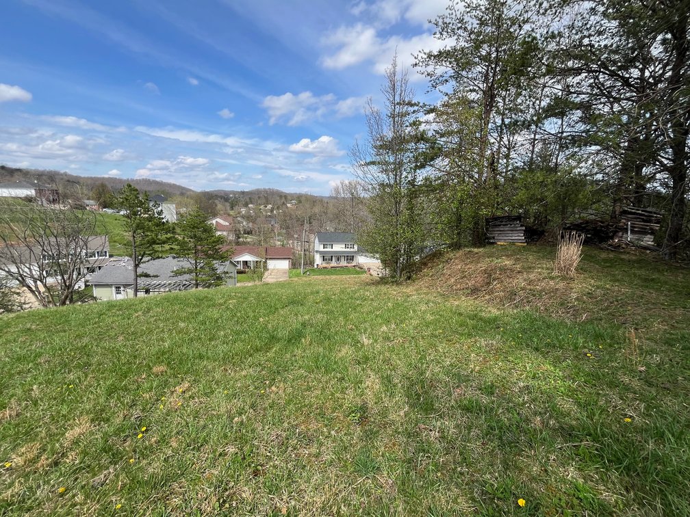 Image for SOLD $163,900 - Spacious 4 Bedroom Mid-Entry on a Large Lot in Cross Lanes