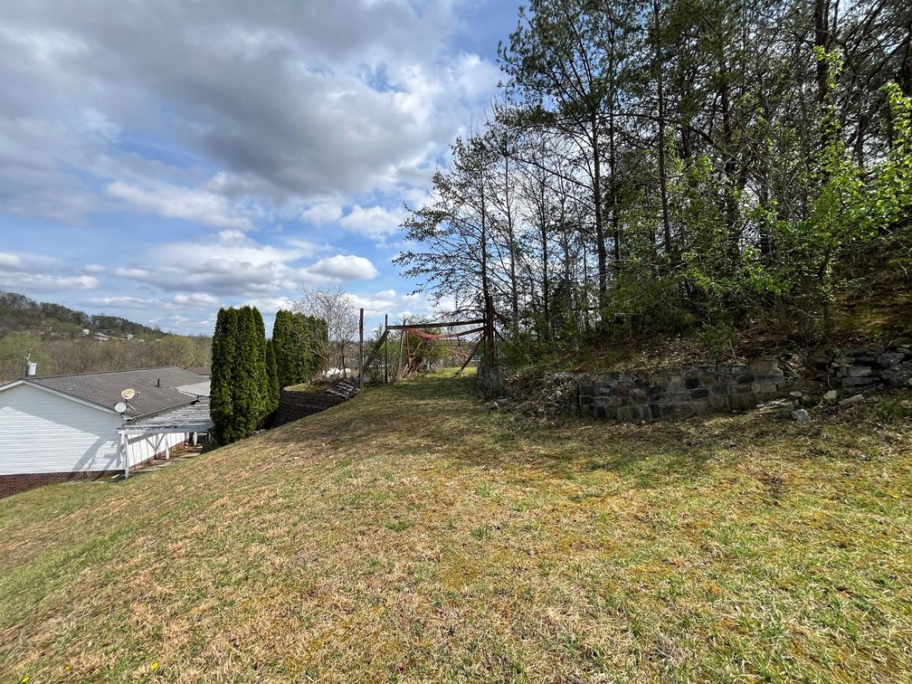 Image for SOLD $163,900 - Spacious 4 Bedroom Mid-Entry on a Large Lot in Cross Lanes