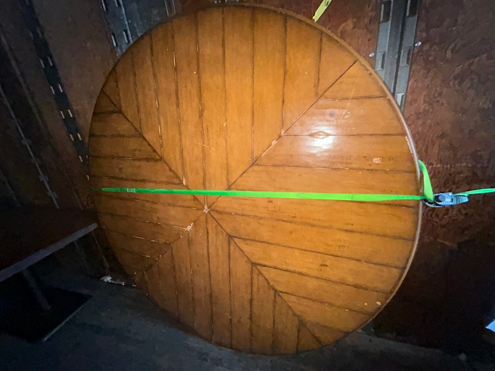 Round pedestal table