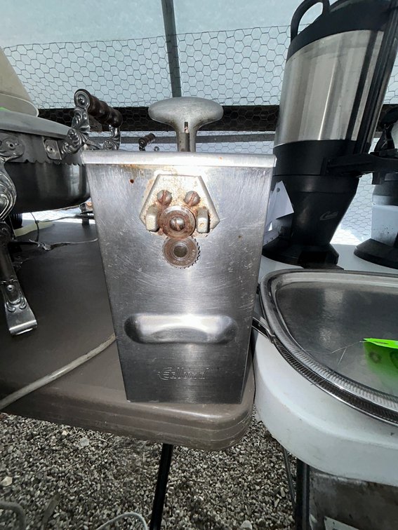 Commercial can opener