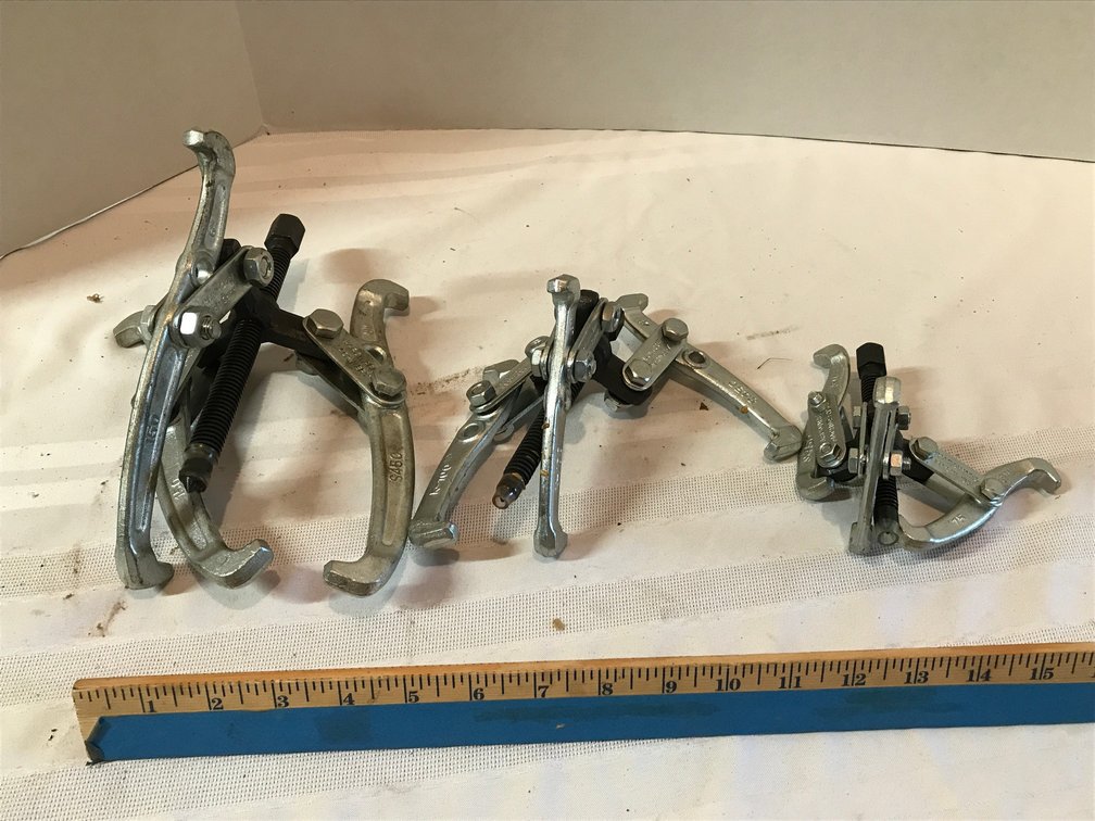 Gear pullers