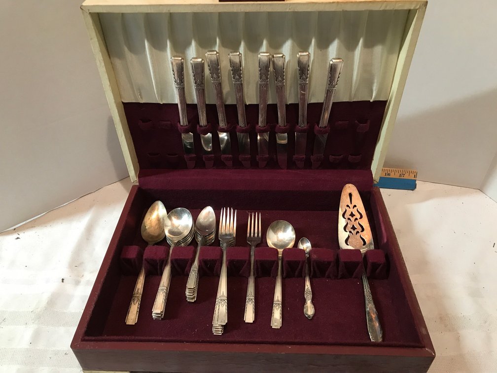 Partial set of Rogers silverplate flatware