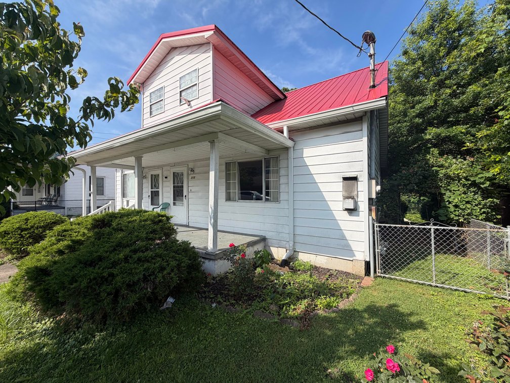 Image for SOLD $83,600 - Spacious 5 Bedroom Riverfront Home in Kanawha County