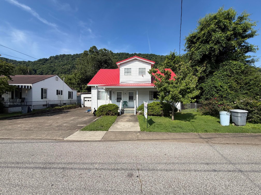 Image for SOLD $83,600 - Spacious 5 Bedroom Riverfront Home in Kanawha County