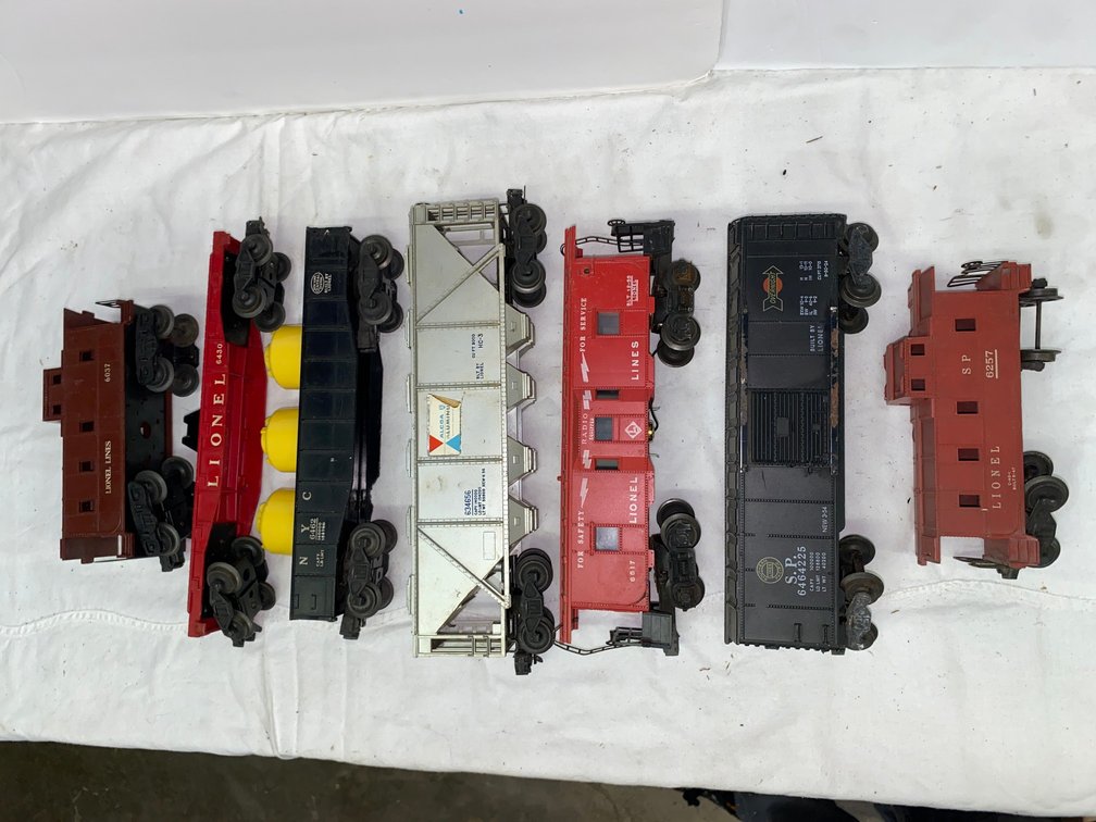 7-car group of postwar Lionel O-gauge rolling stock