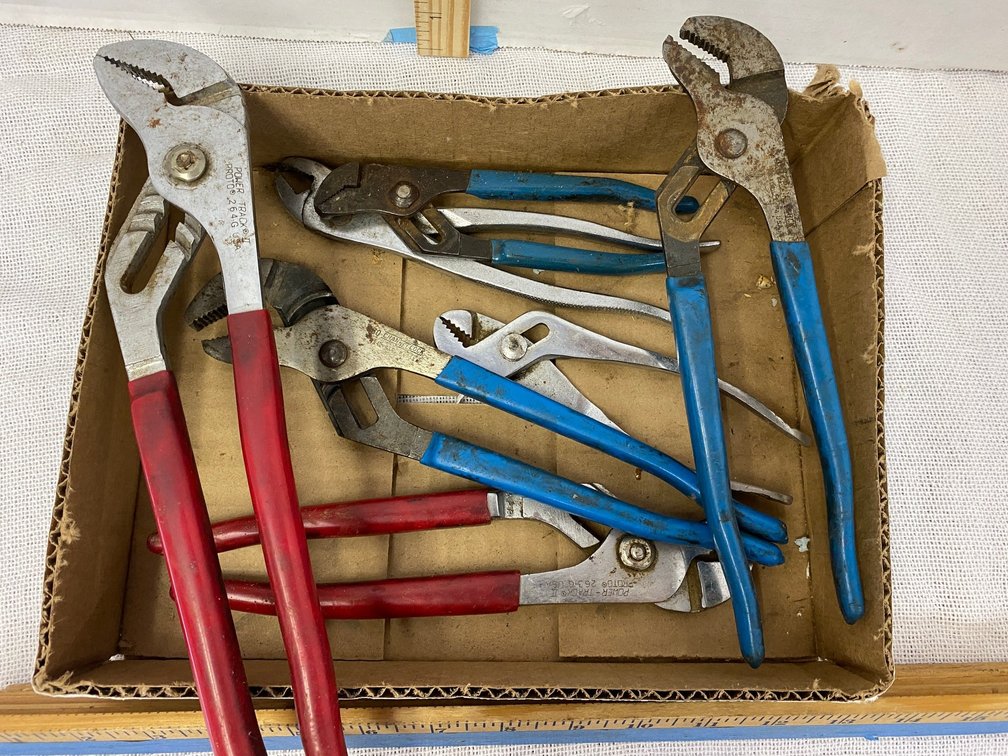 Channel lock pliers