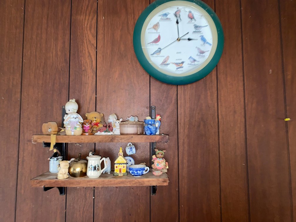 Knik-Knak Shelf, Knik-Kaks, Clock
