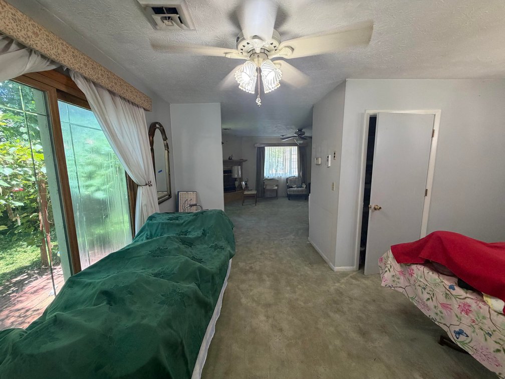 Image for SOLD $83,600 - Spacious 5 Bedroom Riverfront Home in Kanawha County