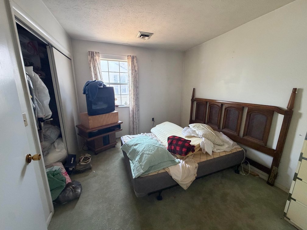 Image for SOLD $83,600 - Spacious 5 Bedroom Riverfront Home in Kanawha County
