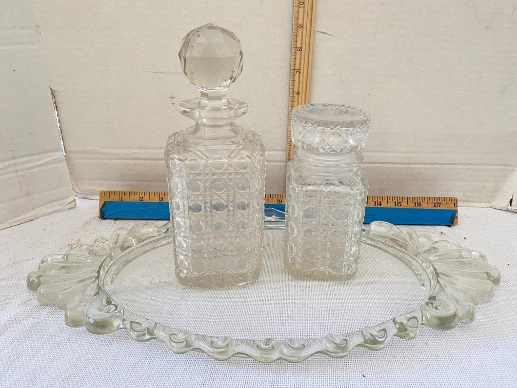 3-Piece Set Including a Glass Tray with Scalloped Edges