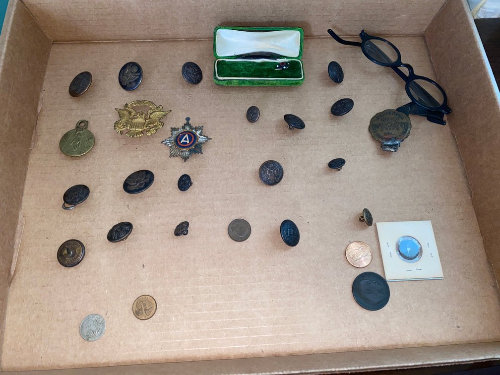 Mixed lot of military and patriotic items