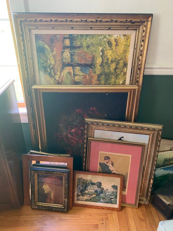 Wall hangings, framed prints